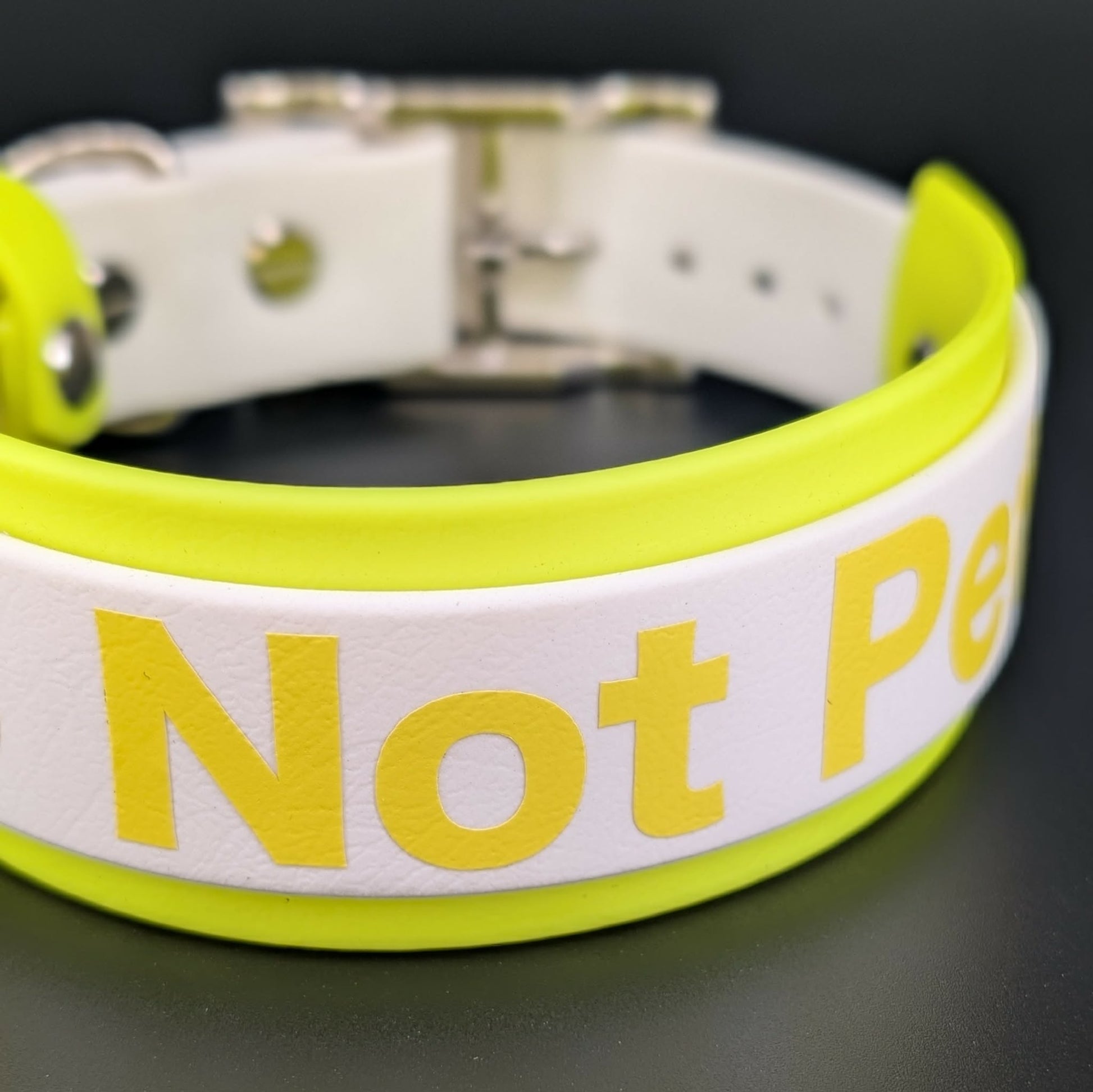 1.5 inch wide yellow and white layered bitothane do not pet collar
