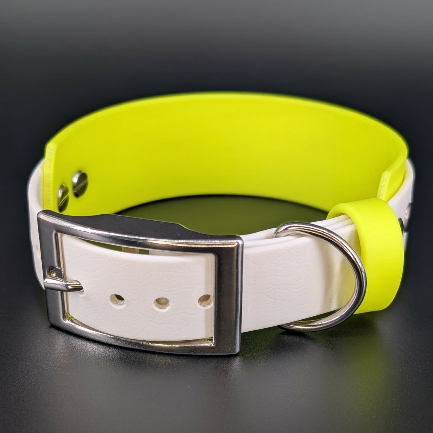 1.5 inch wide yellow and white layered bitothane dog collar