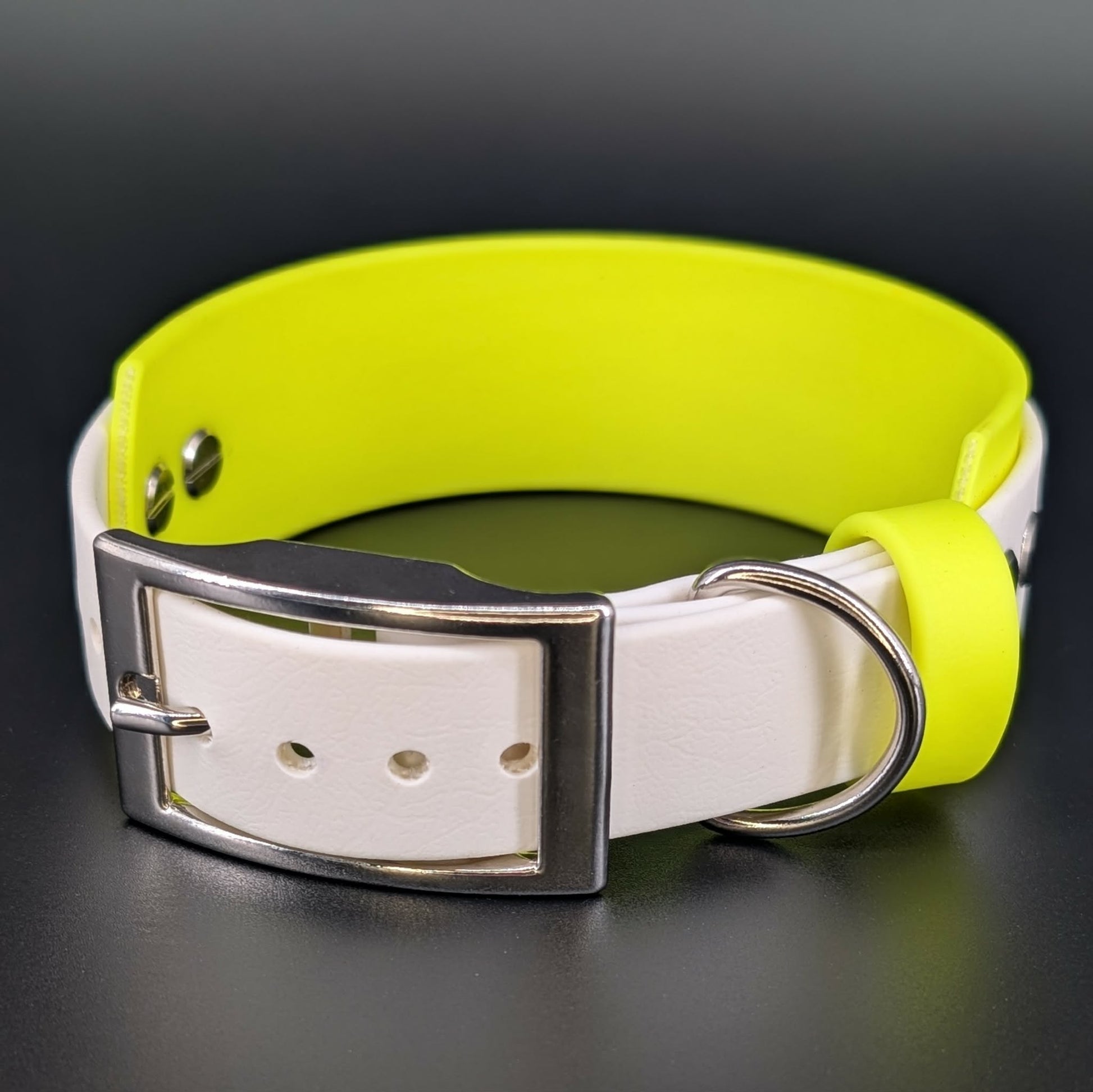 1.5 inch wide yellow and white layered bitothane dog collar