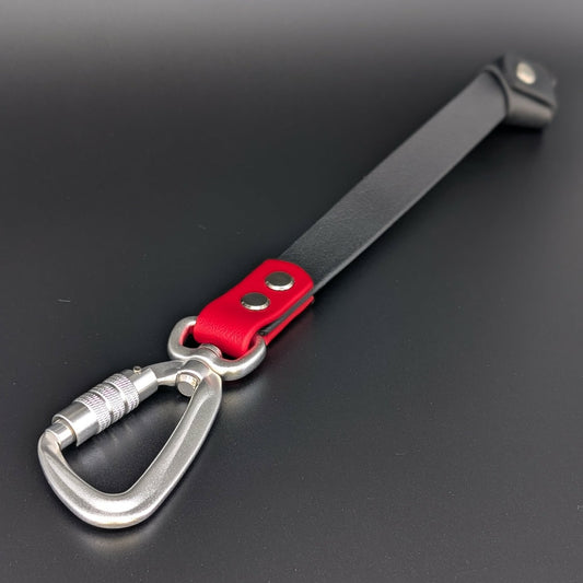 biothane knotted traffic tab with twist lock carabiner