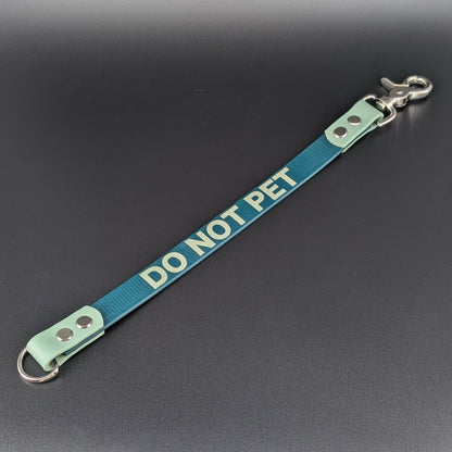 dark and sage green do not pet leash warning