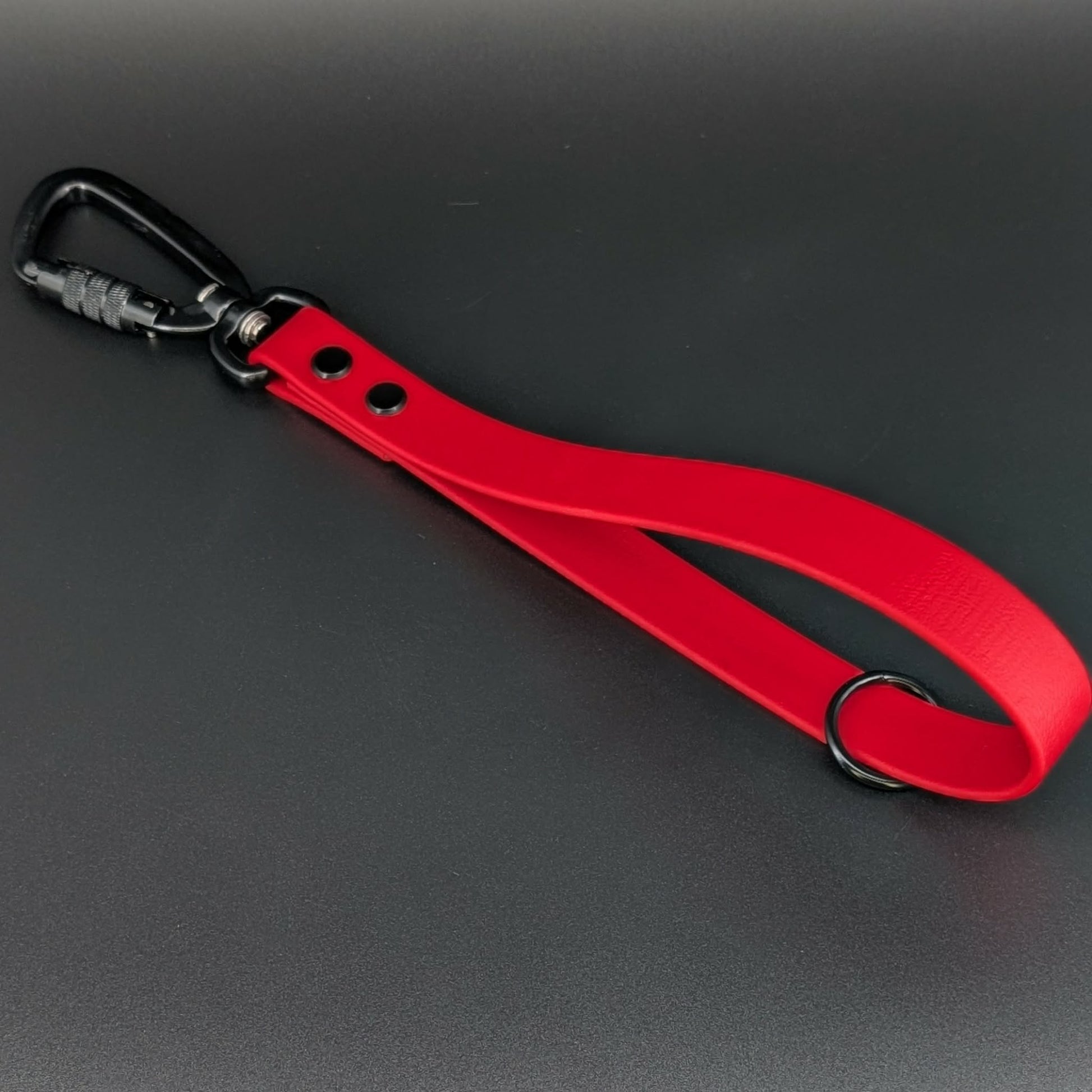 red biothane traffic handle with black carabiner clip and o ring