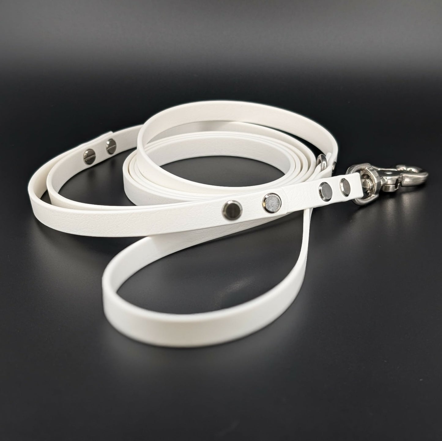 white biothane dog leash with built in traffic handle and silver trigger snap