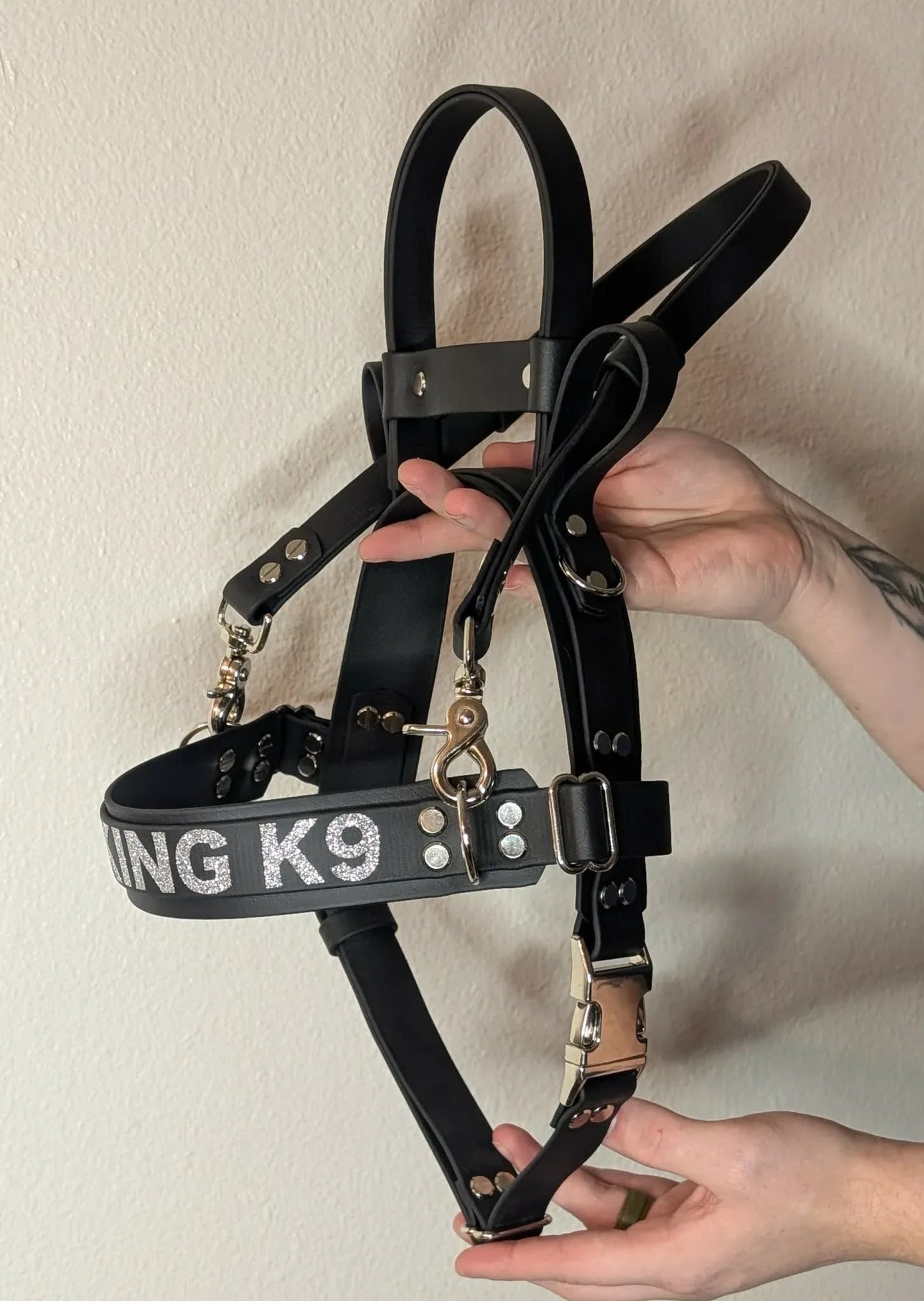 working k9 text across the chest strap of this ready to ship straight front service dog harness with counterbalance handle and pull strap