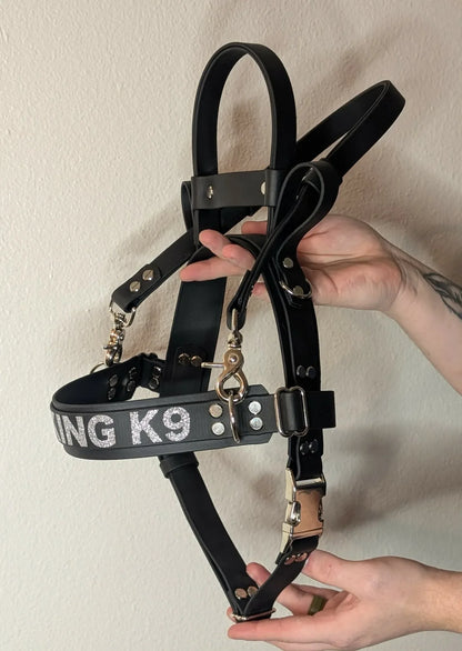 working k9 text across the chest strap of this ready to ship straight front service dog harness with counterbalance handle and pull strap