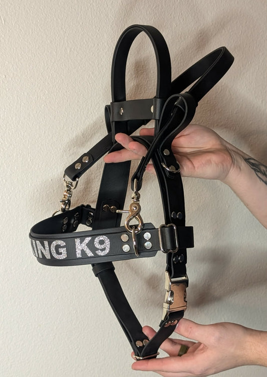 working k9 text across the chest strap of this ready to ship straight front service dog harness with counterbalance handle and pull strap